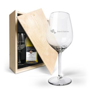 Hét perfecte Cadeau -  Wijnpakket met glas – Maison de la Surprise Chardonnay (Gegraveerde glazen)