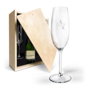 Hét perfecte Cadeau -  Champagnepakket met gegraveerde glazen – Moët & Chandon Brut