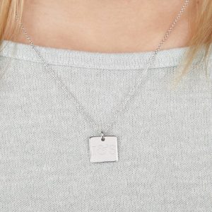 Hét perfecte Cadeau -  Zilveren ketting graveren – Vierkante hanger