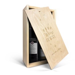 Hét perfecte Cadeau -  Wijnpakket in gegraveerde kist – Maison de la Surprise – Merlot en Chardonnay