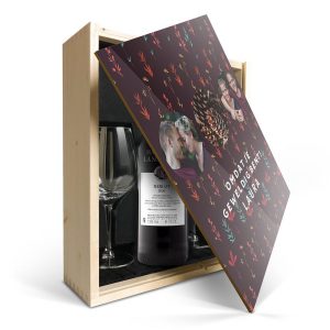 Hét perfecte Cadeau -  Wijnpakket met glas – Maison de la Surprise Merlot (Bedrukte deksel)