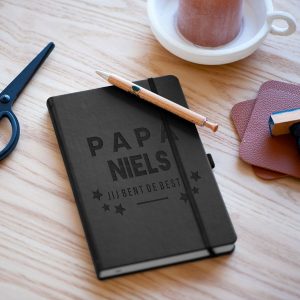 Hét perfecte Cadeau -  Vaderdag notitieboekje graveren – Zwart