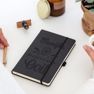 Hét perfecte Cadeau -  Moederdag notitieboekje graveren – Zwart