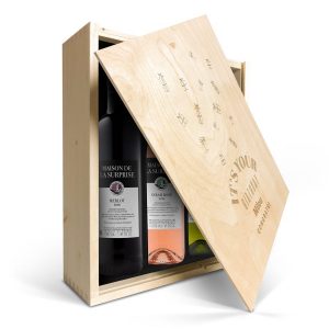 Hét perfecte Cadeau -  Wijnpakket in gegraveerde kist – Maison de la Surprise – Merlot, Syrah en Sauvignon Blanc